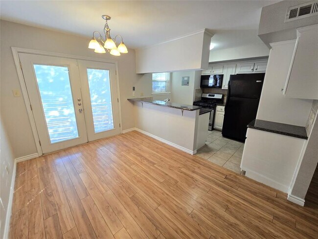 Foto del edificio - 7801 Shoal Creek Blvd