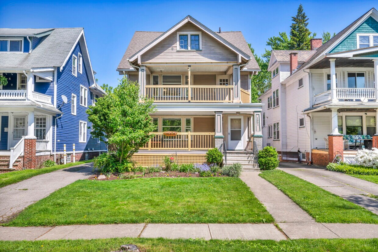 Primary Photo - 1331 W 102nd St