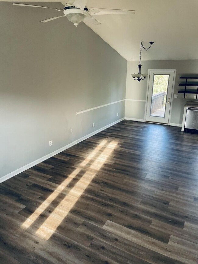 Foto del edificio - Beautiful 3 Bed, 3 Bath Home in Burlington – Finished Basement, 2-Car Garage & Fenced Yard!