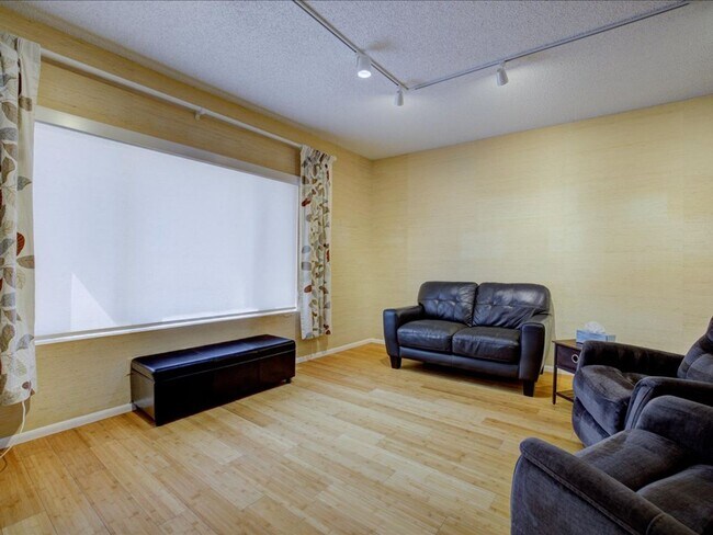 Foto del edificio - 3 Bedroom 2 Bathroom-Fully Furnished Home!...