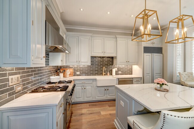 ¡Cocina espectacular con mucho espacio en encimeras y gabinetes! - 1237 29th St NW