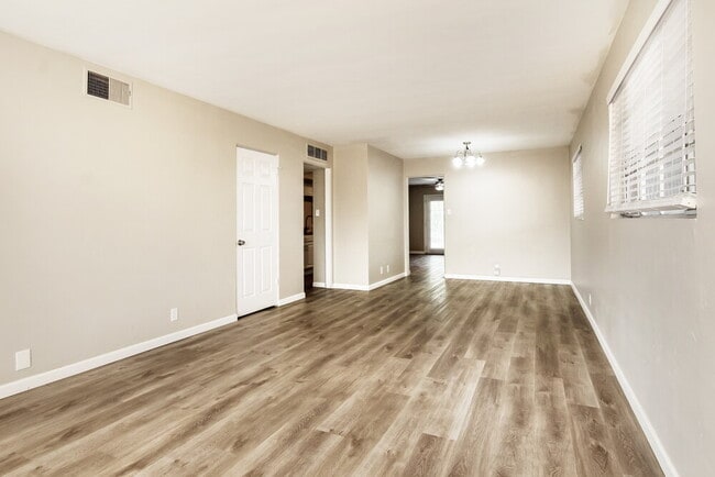 Building Photo - 2318 N 30th Pl