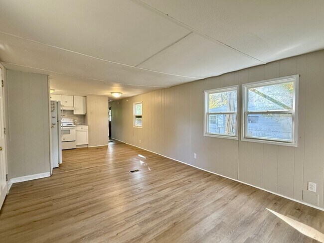 Foto del edificio - Updated Home in Laurel Lakes NJ FOR RENT $1350