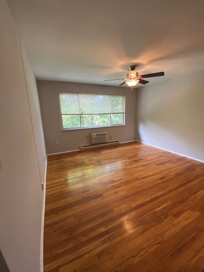 Building Photo - 558 Lowell Ave