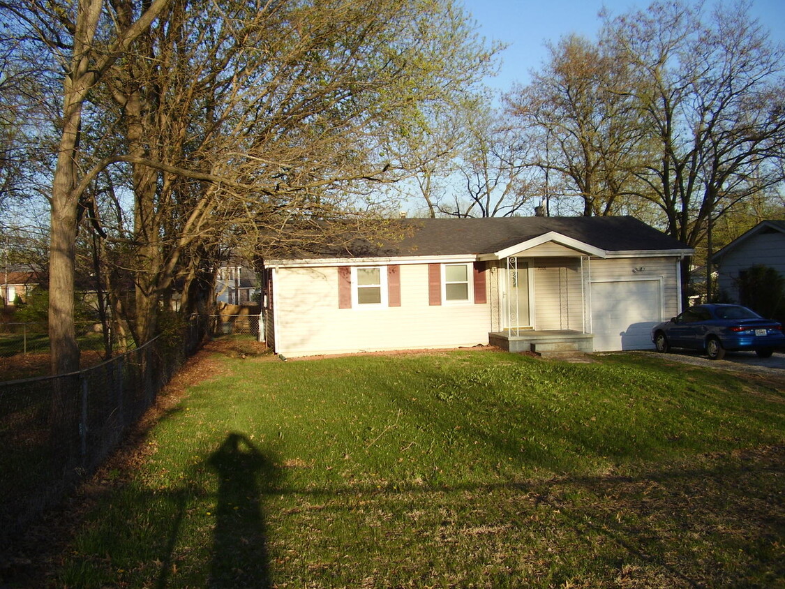 Foto principal - 2 bd house, fenced backyard, over sized ga...