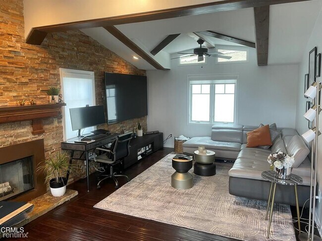 Foto del edificio - 2 br, 2.5 bath House - 23814 Muholland Hwy...