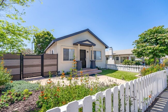 Foto del edificio - Beautifully updated 2 bed, 2 bath single-family home in Logan Heights