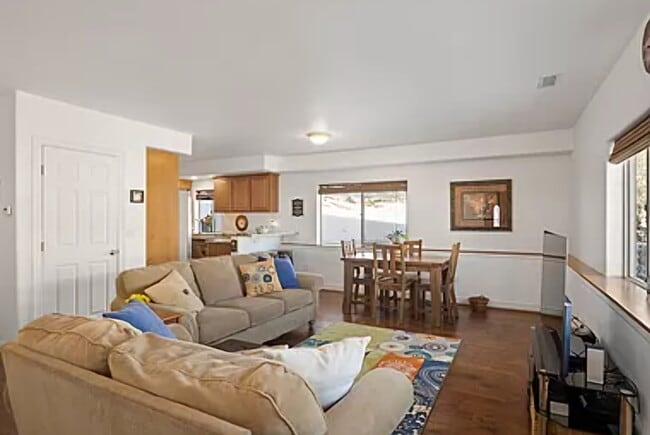 Building Photo - 128 Castle Ridge Dr