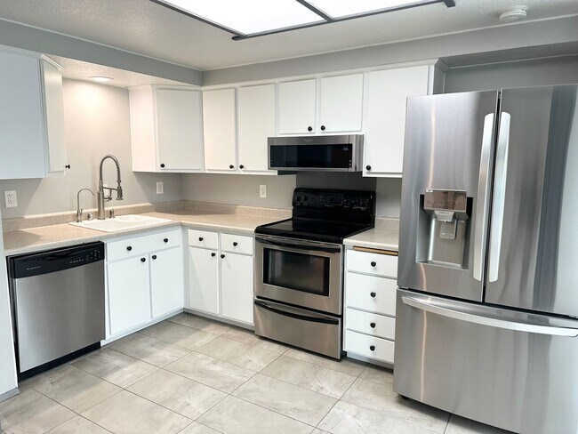 Foto del edificio - 2-bedroom, 2-bath Condo in Northgate. 2 pa...