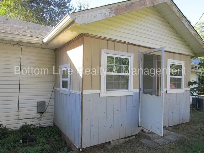 Foto del edificio - Room in House on Plainview Rd