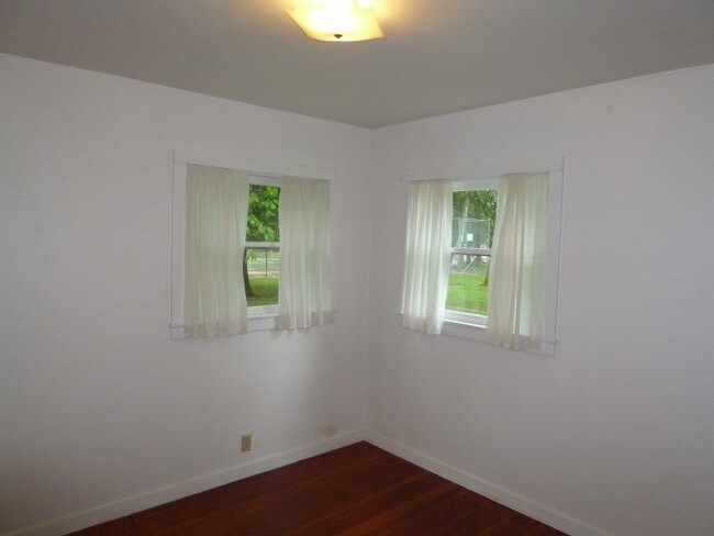 Building Photo - The perfect South Sandpoint Location