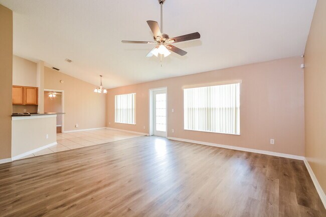 Foto del edificio - 645 Winding Lake Dr