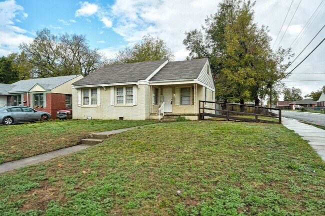 Building Photo - Cozy 2BD/1BTH Home Move In Ready Minutes f...