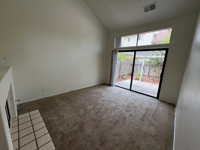 Foto del edificio - Beautiful 3 Bedroom Carmel Valley Townhome Near Del Mar Beaches & Top-Rated Schools