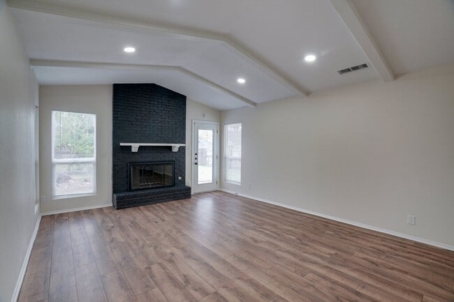 Building Photo - 2103 Pompton Dr