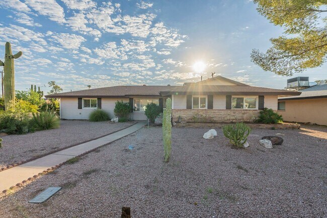 Building Photo - BEAUTIFUL SOUTH SCOTTSDALE - CORNER LOT & ...