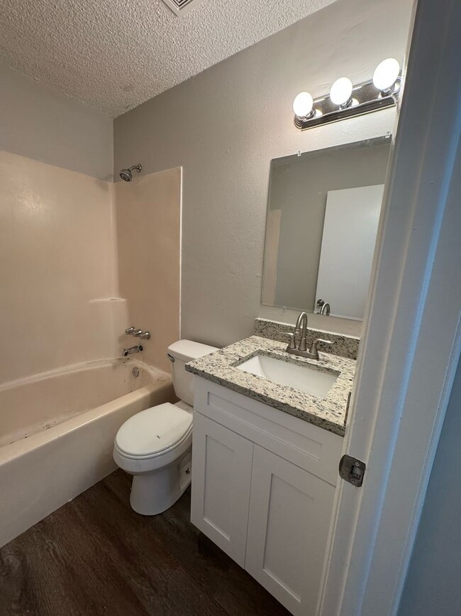 Building Photo - Recently renovated 2 Bedrooms and 1 Bath d...