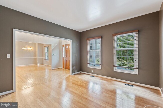 Foto del edificio - 210 Garrison Forest Rd