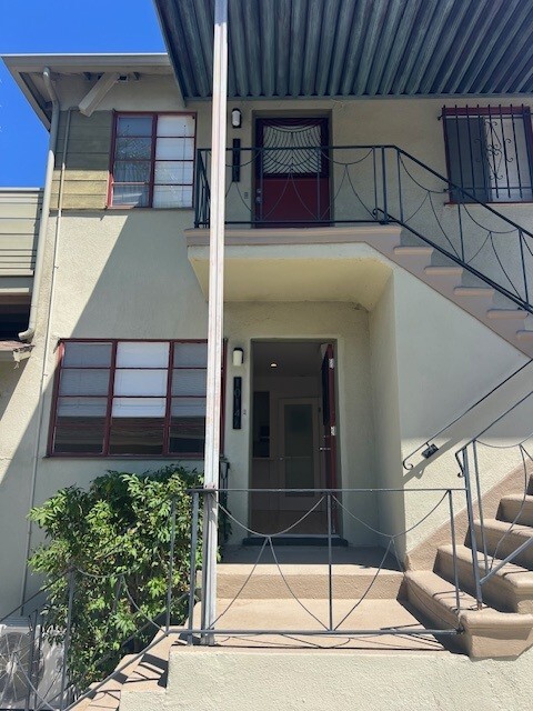 Building Photo - 1014 1/2 Hyperion Ave