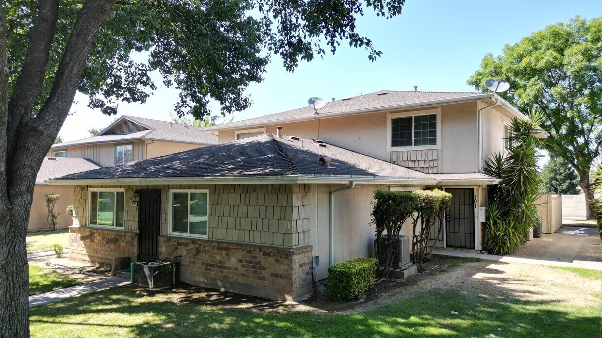 Primary Photo - 4986 N Holt Ave