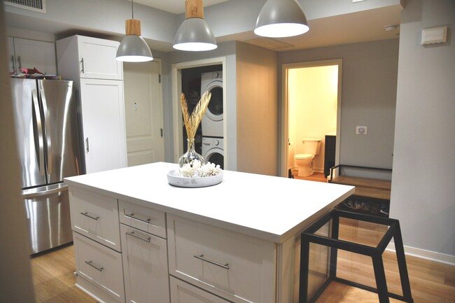 Foto del edificio - 12655 Bluff Creek Dr