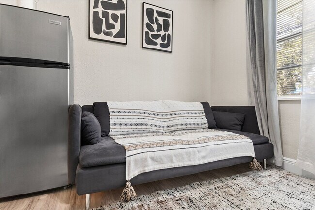 Building Photo - 3602 E Chelsea St