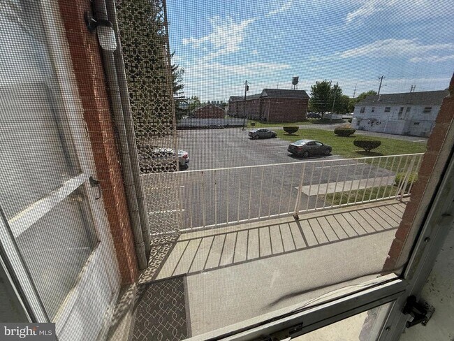 Foto del edificio - 2256 Roosevelt Blvd