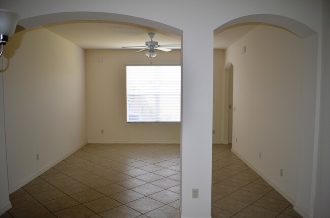 Building Photo - Cute 3/2.5 Townhouse with 2-Car Garage in ...