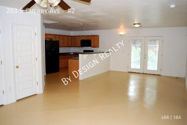 Building Photo - 4 Bed 5 Bath - Walk to University of Arizona