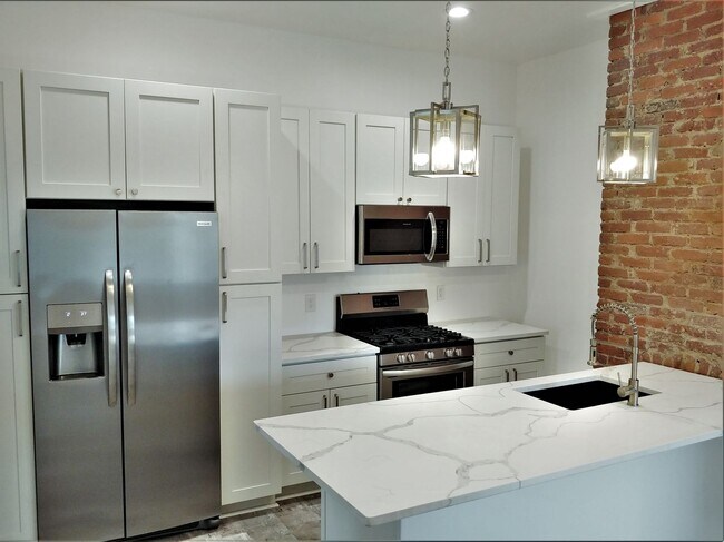 Photo - Top Notch Huge Stand Alone House - Quartz ...