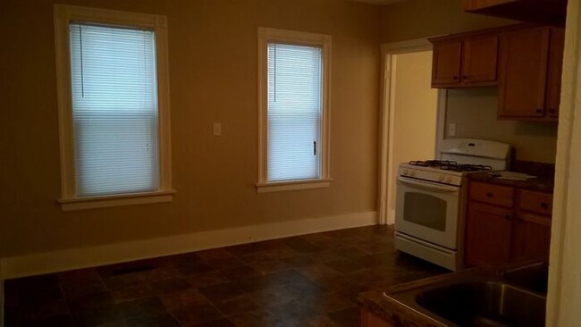 Building Photo - Recently Updated 2 Bedroom Riverwest Duplex!