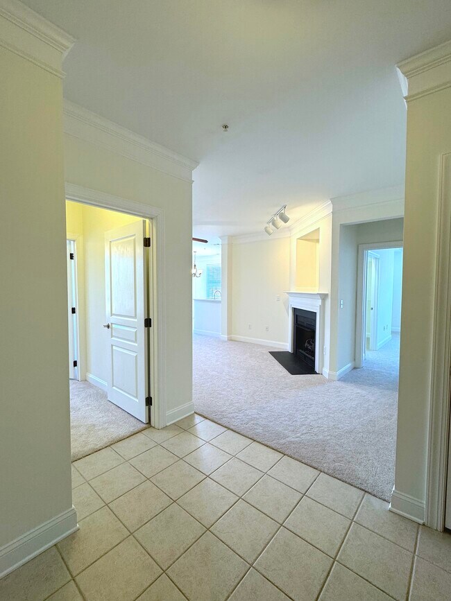 Entrada a la sala de estar y al segundo dormitorio - 1331 Arborgate Cir