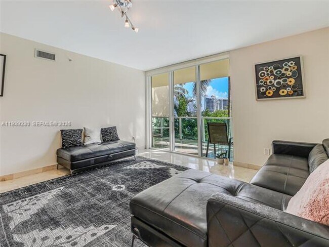 Foto del edificio - 3330 NE 190th St