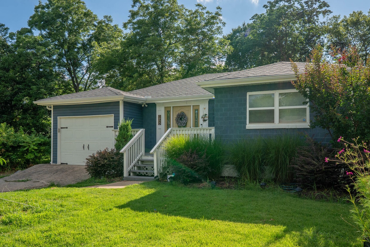 Front - 1922 Bragg St