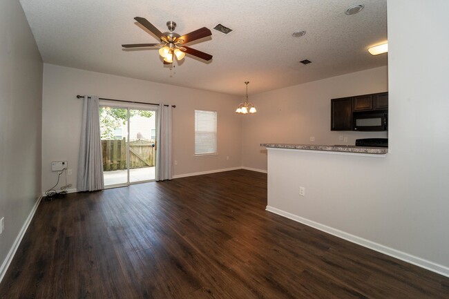 Foto del edificio - 211 Moultrie Village Ln