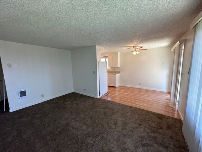 Building Photo - Nice 2 bedroom unit of a duplex with a car...