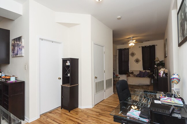 Foto del edificio - 1230 N Greenview Ave