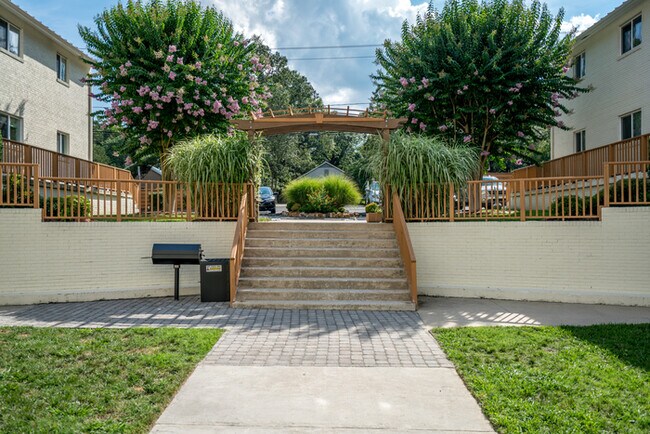 Foto del edificio - 1104 N Greensboro St