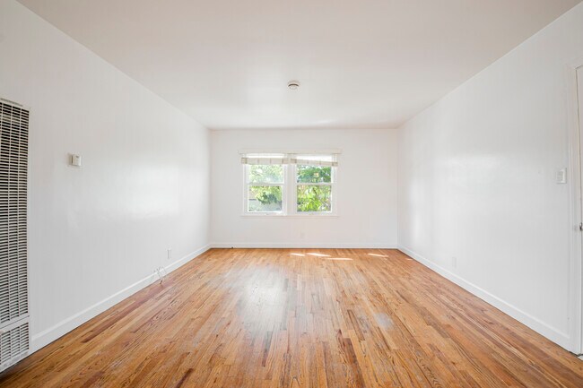 Foto del edificio - 8754.5 Belford Ave