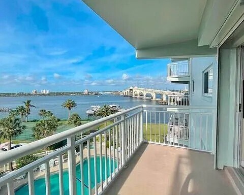 Foto del edificio - 100 Silver Beach Ave