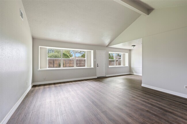 Foto del edificio - 15050 Blueridge Rd