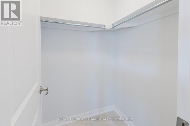 Building Photo - 822 Parnian Private
