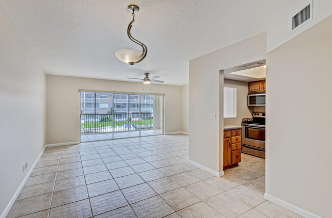 Building Photo - 124 Shore Ct