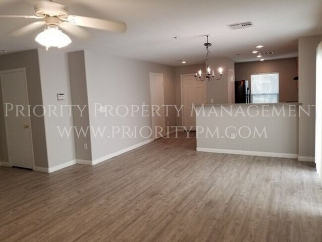 Foto del edificio - ~ 3 Bedroom ~ 2 1/2 Bath ~ UPDATED PAINT/F...