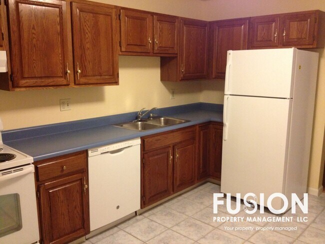 Building Photo - Private Townhouse with Patio, Pool & Parking
