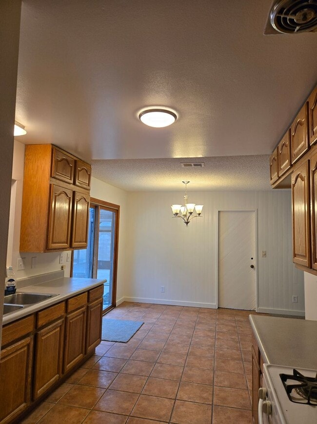 Foto del edificio - Single level 3 bed, 2 bath home centrally ...