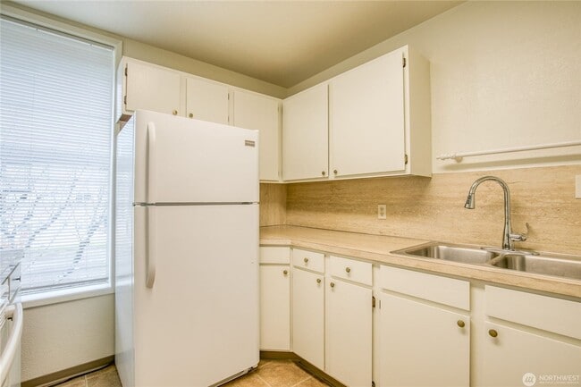 Building Photo - 208 N. &quot;H&quot; Street