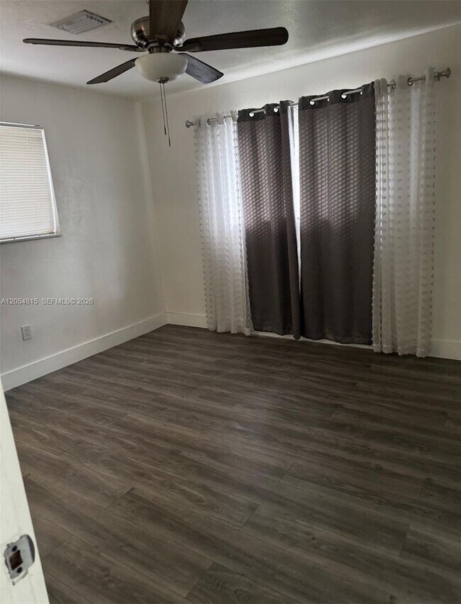 Foto del edificio - 502 NE 163rd St
