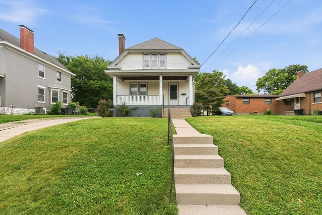 Building Photo - CHEVIOT: Charming 4 bed 2.5 bath 1 car detached garage