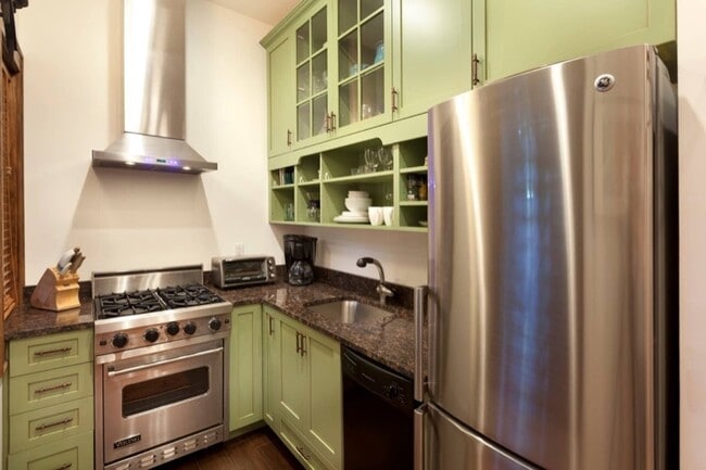 Building Photo - 1845 N Wilmot Ave